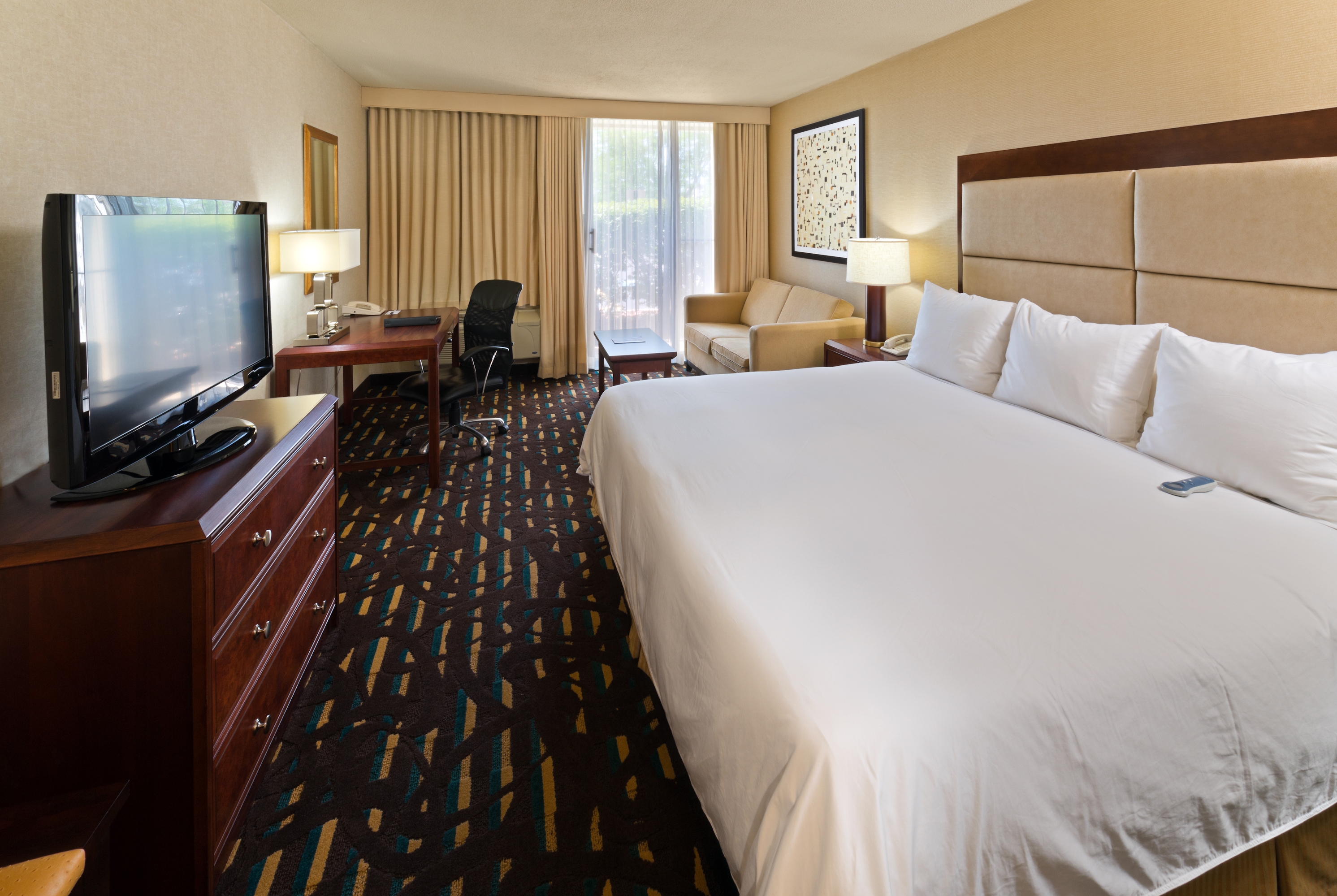 King bed guest room at the Wyndham Chicago O'Hare in Des Plaines, Illinois
